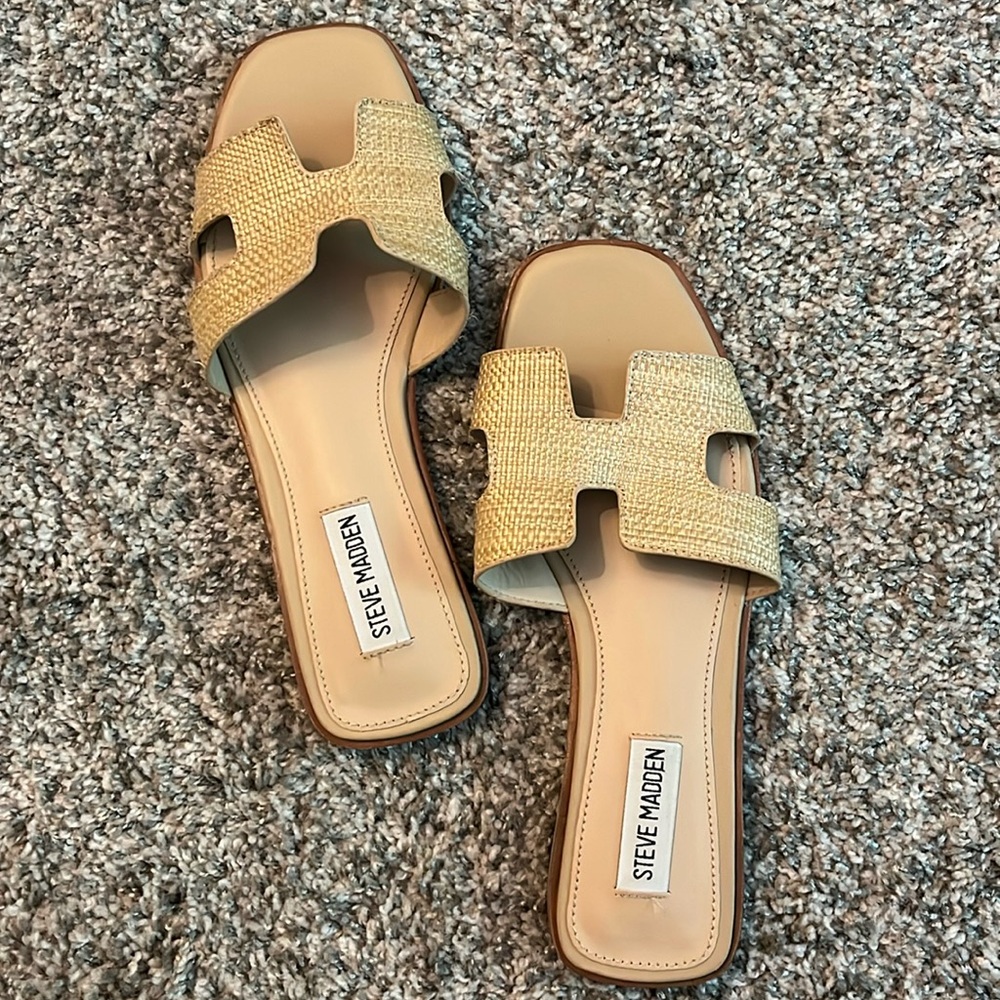 Steve Madden Hadyn Slide Sandals in the Raffia size 7.5